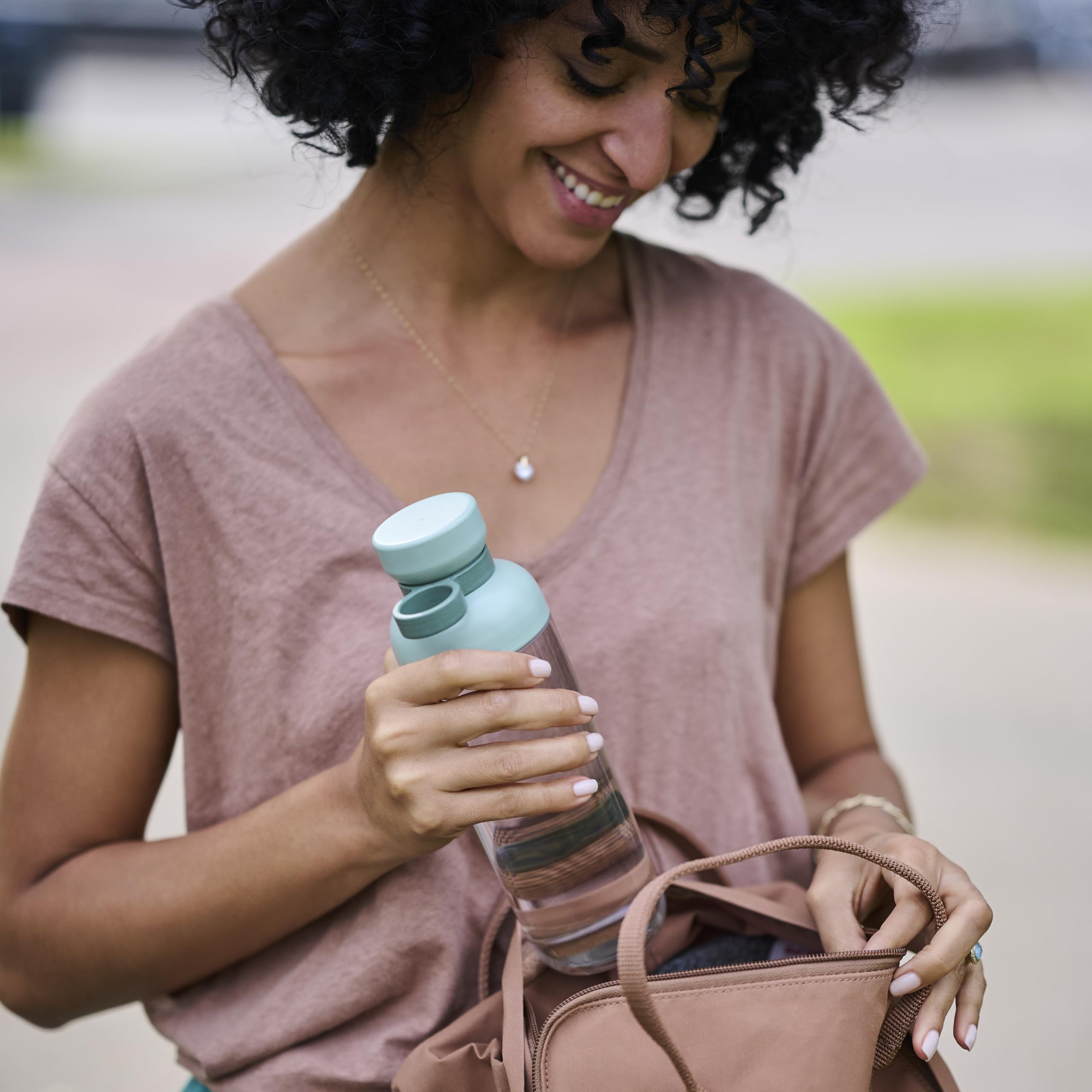 Mepal Trinkflasche mit Zeitmarkierungen - Motivations-Wasserflasche mit extra Trinkkomfort - Einzigartiger Größenangabe - BPA-frei & auslaufsicher - Grow the Tree - 700 ml - Nordic black